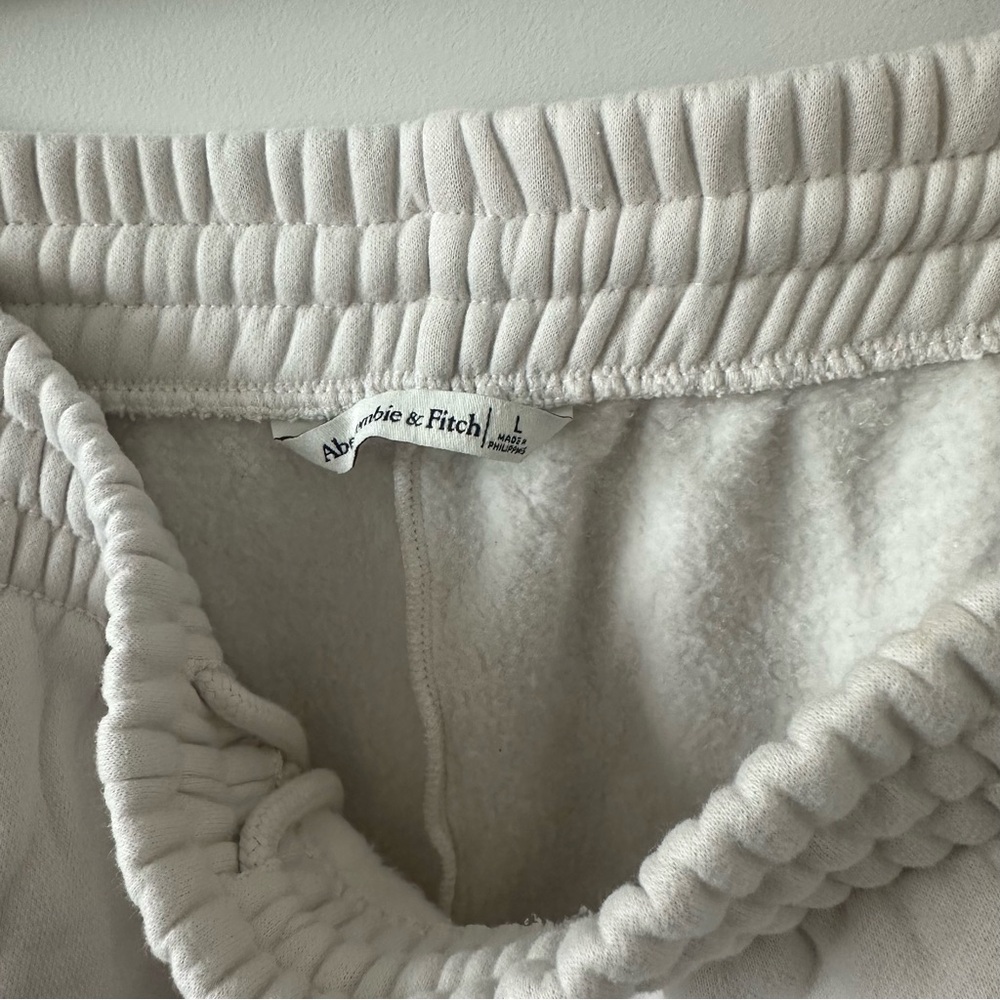 Abercrombie & Fitch Cream Women's Shorts - Picture 3 of 4